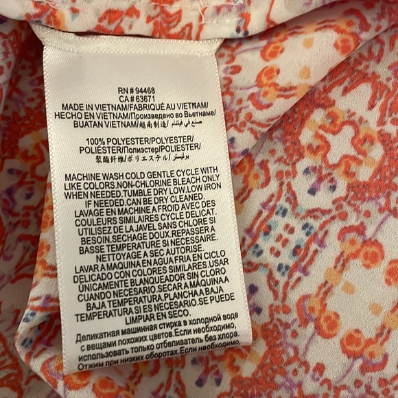 🪷 BCBG floral faux wrap blouse. Large. Silky feel and so flattering! NWT! - Picture 7 of 9